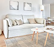 Sofá cama tapizado blanco patas de madera natural Tanit