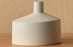 Jarrón redondo cerámica acabado textura rugosa