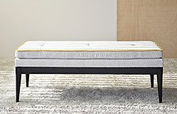 Pie de cama tapizado en gris  con vivo mostaza 3 botones