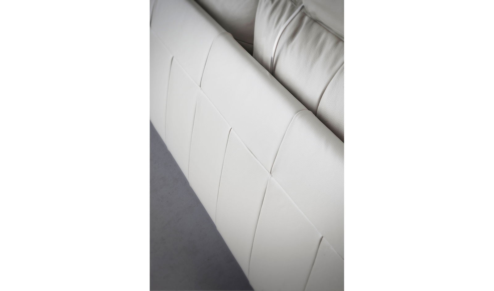 Sofá con chaise longue moderno piel y acero Otranto