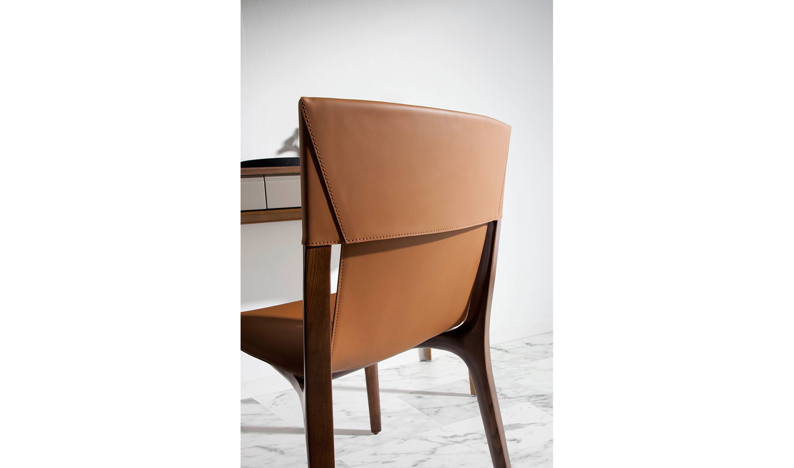 Silla moderna piel y nogal Riccia