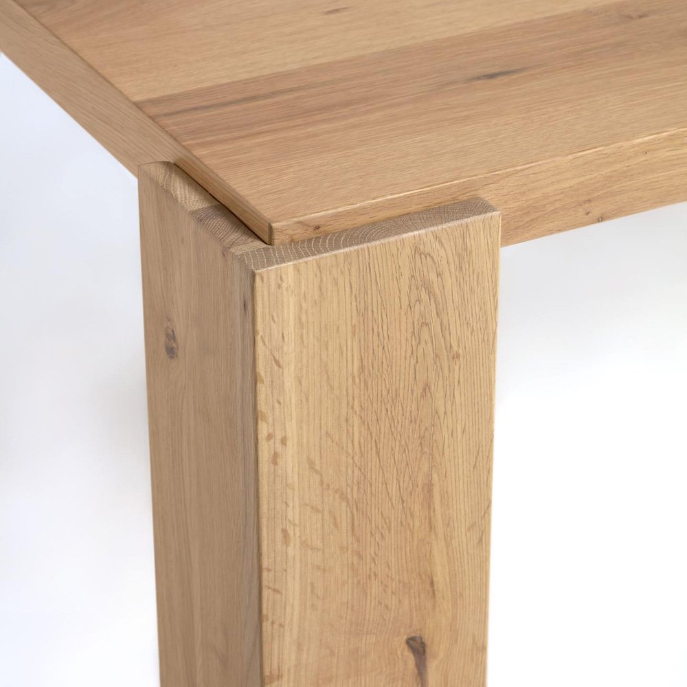 Mesa comedor de chapa de roble y patas de madera de roble