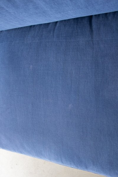 Sofá nogal americano azul Masala de Carmenes lig. defectos