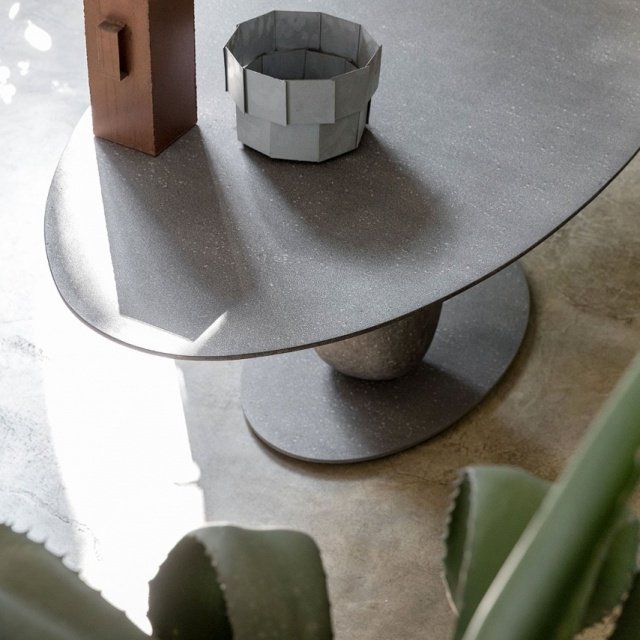 Mesa de comedor oval de piedra Matera by Mogg
