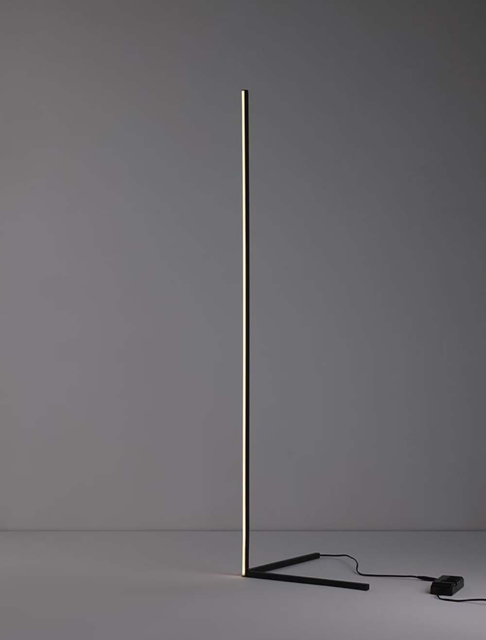 Lámpara de pie de metal negro con tira de led de esquina