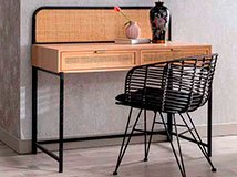 Mesa de escritorio de madera natural con metal negro y ratán One