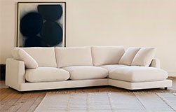 Sofá con chaise longue derecha tapizado beige Gala Kave Home