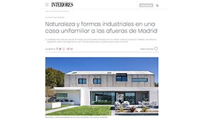 Naturaleza y formas industriales en una casa unifamiliar a las afueras de Madrid