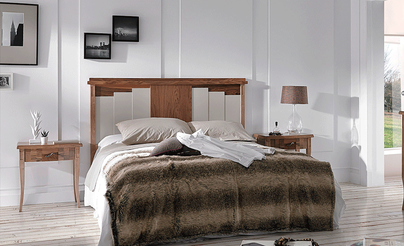 Dormitorio con cabecero de madera