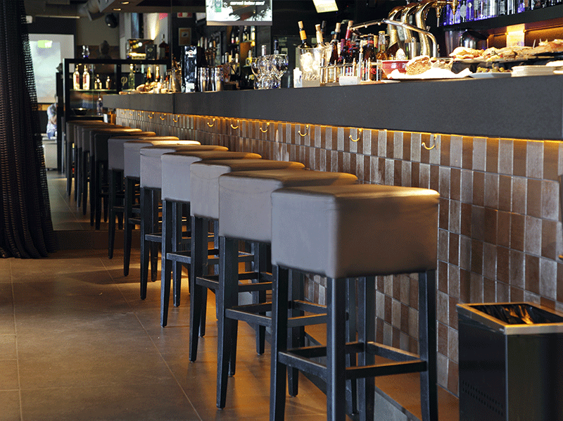 Barra de bar con taburetes a medida y tapizados decorado por PortobelloStreet