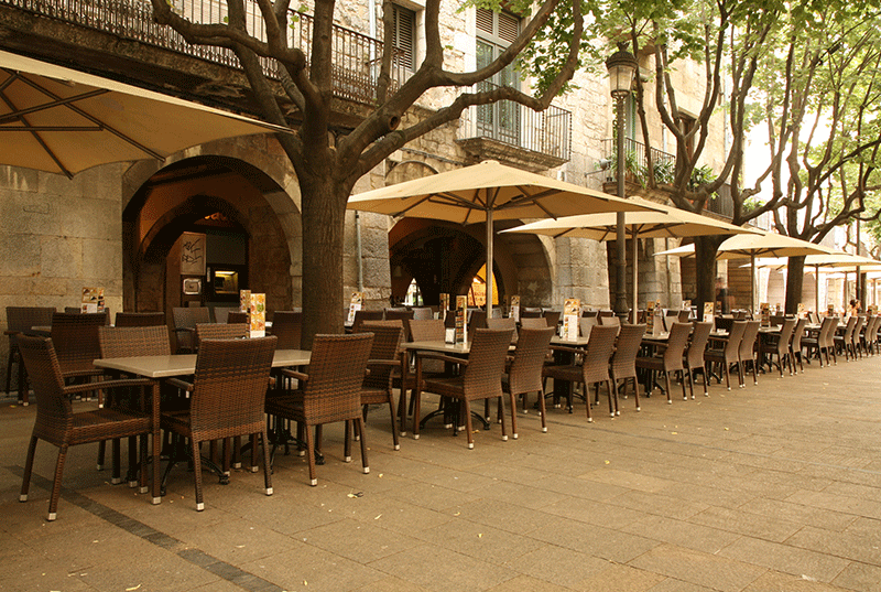 Terraza con sillas de ratán y parasoles con piezas a medida PortobelloStreet